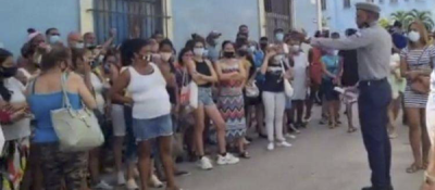 Madres cubanas en las jornadas posteriores al 11J, frente a una estación de la policía, protestando la incertidumbre y desinformación acerca de sus hijos detenidos arbitrariamente...