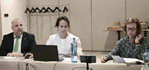 Los ponentes del coloquio (de izquierda a derecha: Yaxys Cires, y Maylín Fernández), presentados por la Presidenta del OCDH, Teresa Larrinaga.